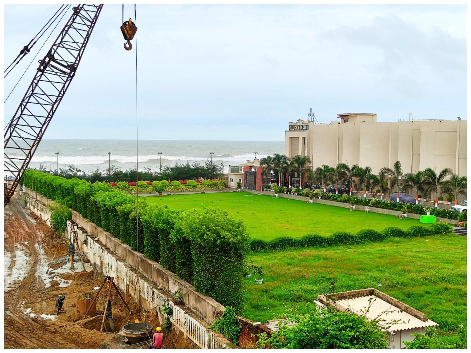 Hotel R J Behind Seabeach 4*